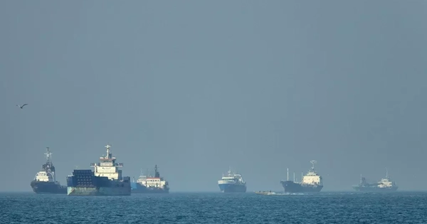 Iran triển khai các tàu ngầm mini để kiểm soát eo biển Hormuz