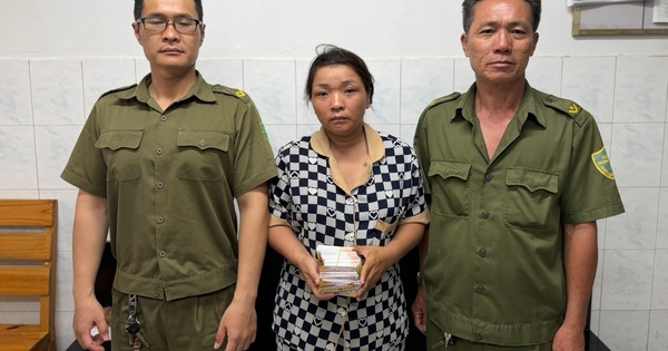 Đang phát tờ rơi cho vay, bị Công an phường Chợ Lớn mời về làm việc