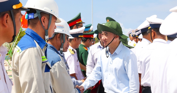 Thứ trưởng Trần Văn Thuấn: Y bác sĩ ở Trường Sa là “nguồn nội lực” để phát triển y tế biển đảo