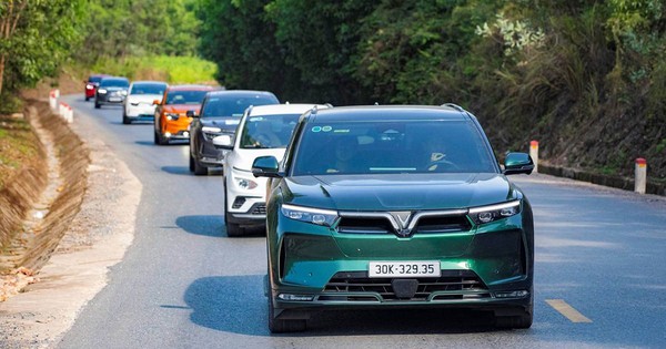Bán xe 'mát tay' như tỷ phú Phạm Nhật Vượng: Mỗi ngày người Việt mua hơn 800 xe VinFast, Limo Green thành 'ngôi sao' mới