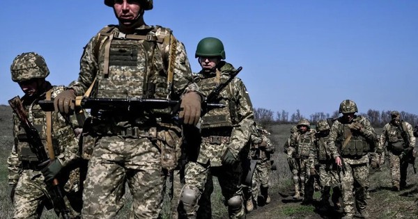 Nửa triệu quân Ukraine như muối bỏ bể trên chiến tuyến 1.200km