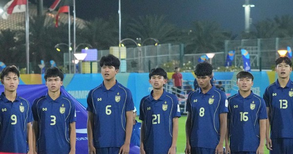Bị loại, HLV Thái Lan nói: “Các em buồn và khóc nhiều, không khí phòng thay đồ thật kinh khủng”