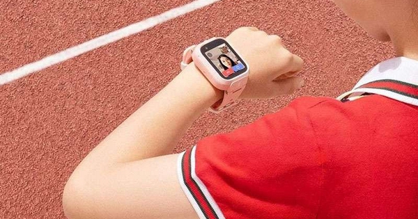 Mẹ hoảng sợ phát hiện người lạ liên tục nhắn tin, gọi điện vào đồng hồ định vị của con