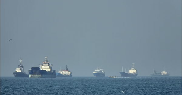 Siêu tàu chở dầu của Trung Quốc di chuyển qua eo biển Hormuz