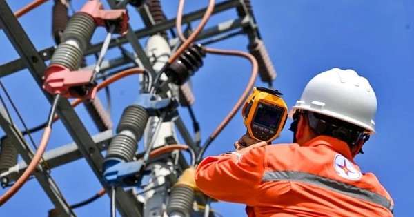 Tập đoàn Điện lực Việt Nam (EVN) có thể sẽ tăng giá điện để xử lý khoản lỗ lũy kế gần 45.000 tỷ đồng