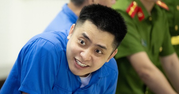 Phẫn nộ với nụ cười máu lạnh của trùm ma túy Bùi Đình Khánh trong phiên tòa ở Quảng Ninh