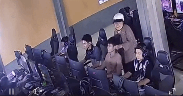 Camera ghi lại cảnh bà đi tìm cháu trong quán net nhưng lại 