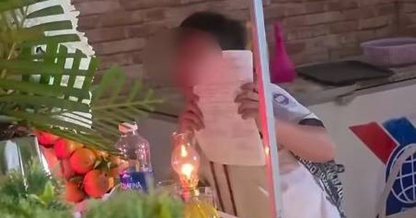 Bức hình khoe bố điểm 10 xót xa nhất lúc này: Vẫn món quà đó nhưng cái xoa đầu động viên không còn nữa rồi!