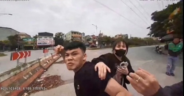 Clip chở bạn gái không đội mũ bảo hiểm, thanh niên vung tay đấm CSGT khi bị kiểm tra