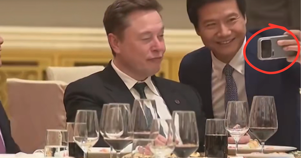 Tỷ phú Trung Quốc gặp Elon Musk, trên tay cầm món đồ 