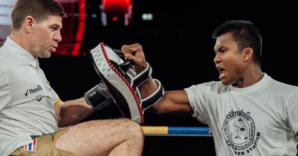 Thánh Muay Buakaw dạy võ cho huyền thoại Liverpool
