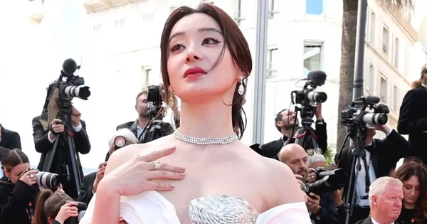 Sao nữ mặc sexy nhưng bị ngó lơ tại Cannes