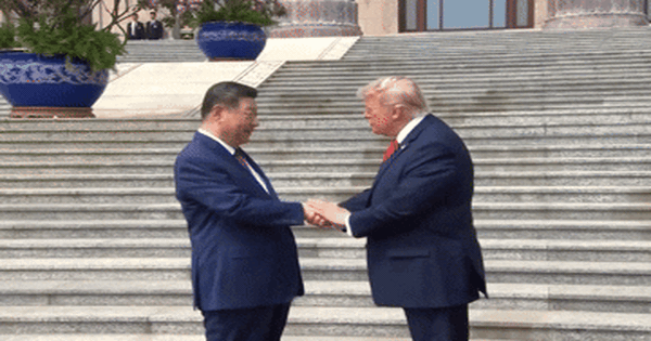 10 giây, 5 cú vỗ của ông Trump khi bắt tay ông Tập: Giải mã thông điệp ẩn