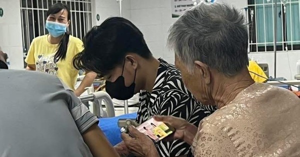 Bà “quậy tung phòng bệnh”, cách giải quyết của cháu trai khiến ai cũng nể
