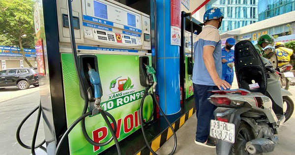Xe đang đổ RON95 chuyển sang xăng sinh học E10 cần chú ý gì?