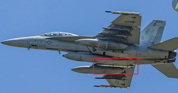 F/A-18F Super Hornet lần đầu được phát hiện mang tên lửa AIM-260 trực chiến