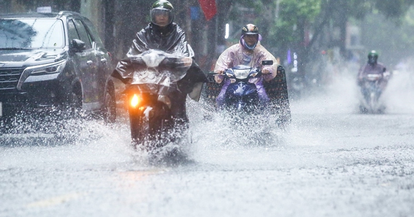 Dự báo thời tiết 17/5: Từ Bắc vào Nam nhiều nơi hứng mưa lớn, nguy cơ dông lốc