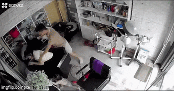 Người phụ nữ ôm trẻ nhỏ bị đánh đập ở Hà Nội, hai anh em khai nguồn cơn