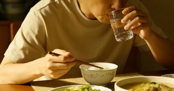 Lời khuyên cho tất cả những ai có thói quen vừa ăn vừa uống