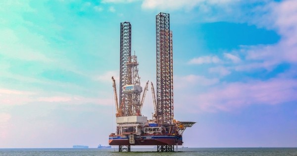 Khoảnh khắc lịch sử hạ thuỷ giàn khoan khổng lồ cao 145m, nặng 12.000 tấn, trị giá 180 triệu USD do chính kỹ sư người Việt đảm nhiệm