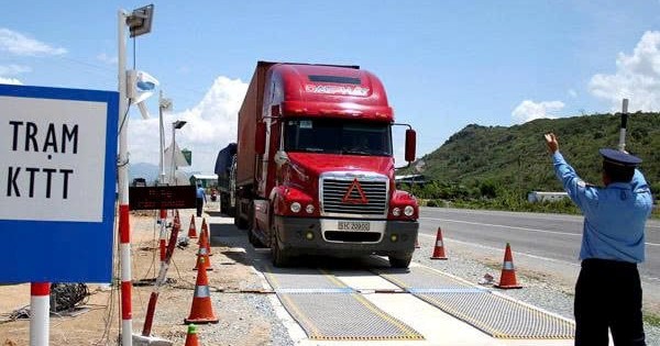 Phát hiện xe tải lạ, công an Việt Nam lập tức theo dõi giám sát, kiểm tra