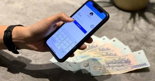 Sau khi chuyển khoản liên tiếp tới 1 tỷ đồng cho con gái đang ở nước ngoài, cụ bà 76 tuổi phải đến trình báo công an