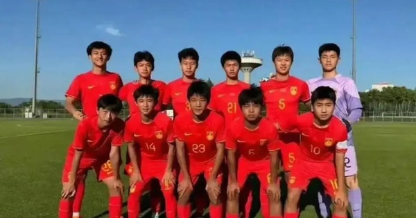 Tuyển Trung Quốc thua đau, “trở về mắt đất” sau trận thắng Italia