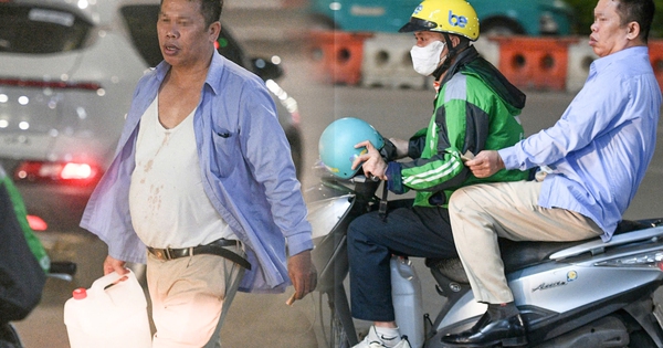 Người đàn ông xách can rượu, bỏ xe máy rời đi khi bị phạt nồng độ cồn kịch khung