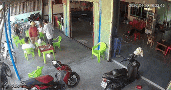 Đọc tờ giấy trên tay, người đàn ông thẫn thờ, những người xung quanh chạy tới hò reo, chúc mừng
