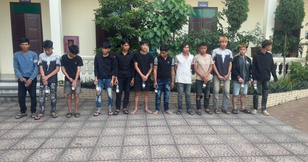 Bắt và khám xét nơi ở của ông chủ trả lương cho công nhân theo cách thức rất lạ