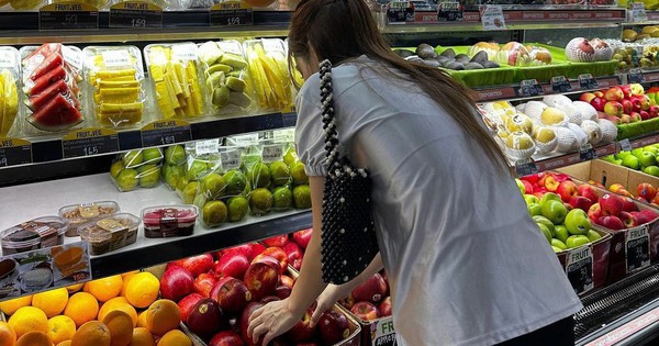 Giành hết đất tiền tỷ rồi cắt đứt liên lạc, gặp lại anh trai cả ở siêu thị, tôi chết lặng nhìn thứ anh lén nhét vào túi áo