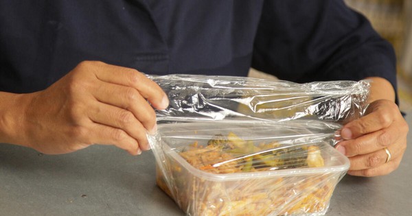 Thường xuyên đựng đồ ăn nóng trong túi nhựa, người đàn ông sốc nặng khi nhận được chẩn đoán loại ung thư này từ bác sĩ