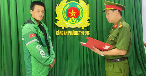 Thấy bạn gái cũ ngồi sau xe khác, thanh niên mặc áo xe ôm công nghệ 