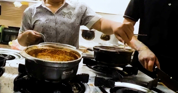 Hệ thống Cơm thố Bách Khoa bị tố kém vệ sinh, chủ cửa hàng dùng chìa khóa xe máy 