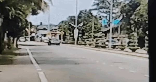 Ô tô con mất lái đâm vào cột đèn khiến thanh niên 18 tuổi ngồi trên xe tải tử vong ngay tại chỗ