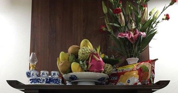 Lời khuyên với những nhà chỉ bày một lọ hoa trên bàn thờ