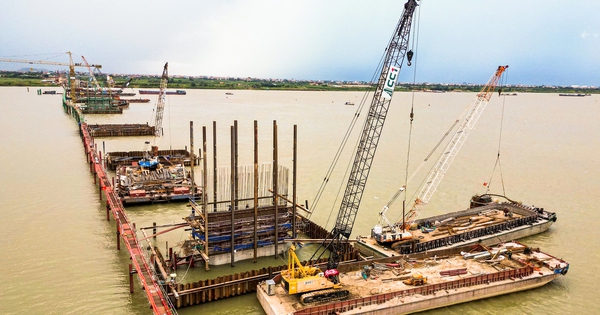 Loạt trụ cầu Hồng Hà vươn cao trên sông Hồng sau hơn nửa năm thi công