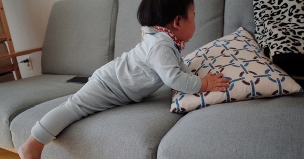Bé 6 tháng tuổi ngã từ sofa, xuất huyết não nhưng sai lầm này của gia đình khiến bé rơi vào tình trạng nguy kịch
