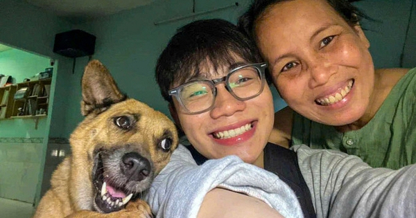 Bức ảnh mẹ, con trai và chú chó chụp nửa đêm 
