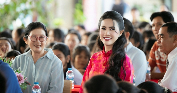 Hoa hậu Phan Thị Mơ trở về trường cũ, trao 30 triệu đồng hỗ trợ học sinh vượt khó