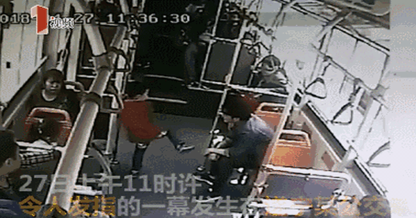 15 giây KINH HOÀNG trên một chuyến xe buýt khiến MXH bùng nổ: Hãy dạy con bạn cẩn thận vì ngoài xã hội, không phải ai cũng lành tính!