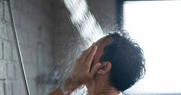 Lời khuyên cho tất cả người 60 tuổi thường xuyên tắm nước nóng