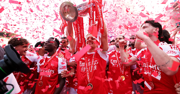 Khoảnh khắc triệu fan Arsenal vỡ oà: Chính thức nâng cúp, khép lại mùa giải vô địch bằng màn nhuộm đỏ sân khách cực cảm xúc