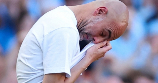 HLV Pep Guardiola khóc rồi!