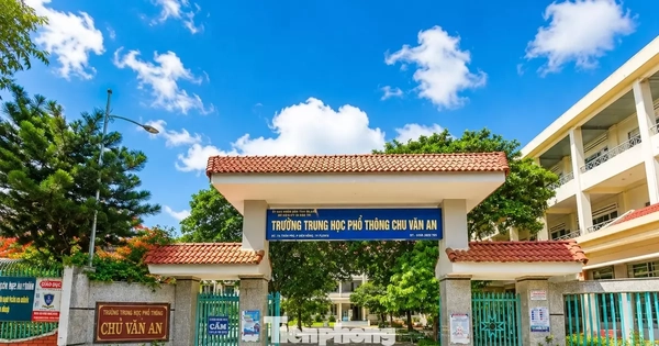 Cả trường bị hạ thi đua, cắt khen thưởng nhưng 'không biết sai ở đâu'