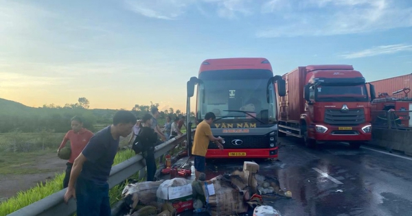 Xe khách giường nằm chở 33 người bốc cháy trên cao tốc Bắc - Nam