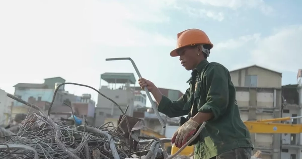 Mặt đường gần 50 độ C, lao động tự do kiệt sức giữa đợt nắng đỉnh điểm ở Hà Nội