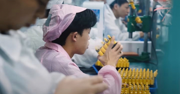 Công nhân gây sốc khi thử tới 10.000 chiếc vape mỗi ngày