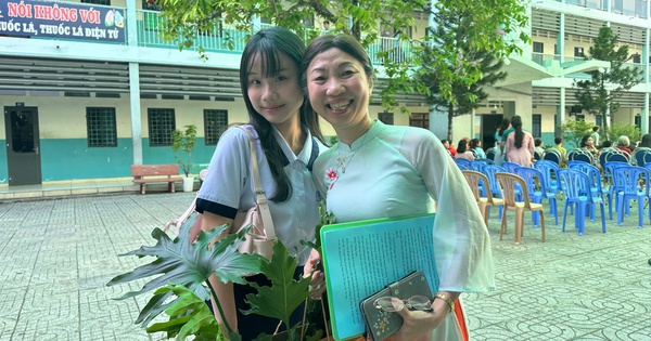 Con gái ca sĩ Thu Phượng năng nổ tiếp sức mùa thi