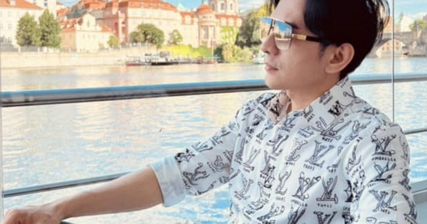 Nam ca sĩ đình đám một thời đi bán cà phê tại đường Đinh Tiên Hoàng, TP.HCM: Khách đến mua không có chỗ đứng